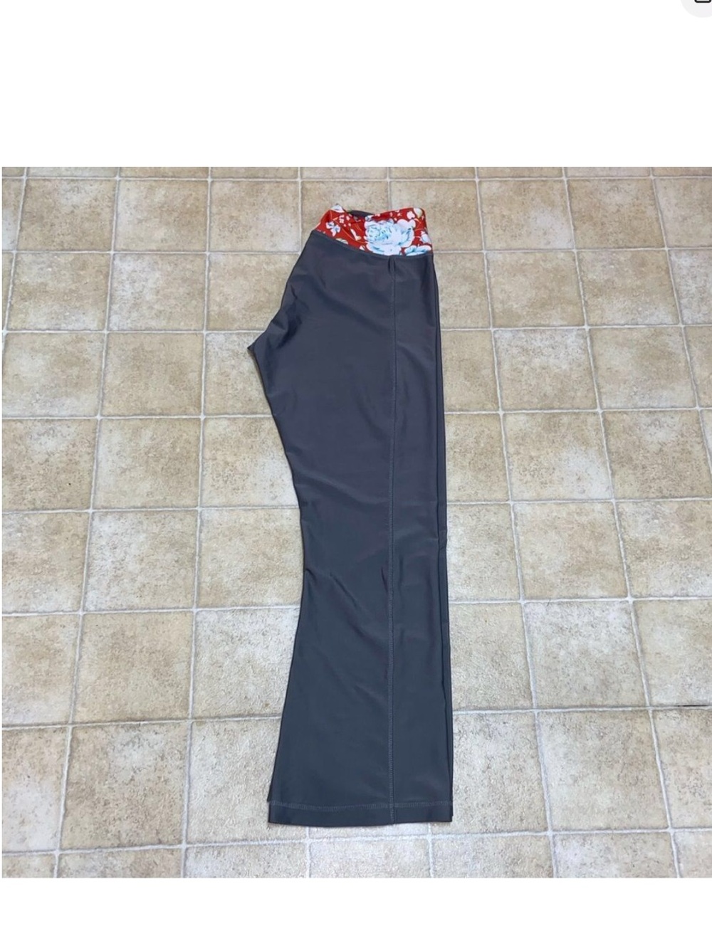 American Sweetheart Sport Yoga Stylish Gray Pants with Red Floral Accent Size M
